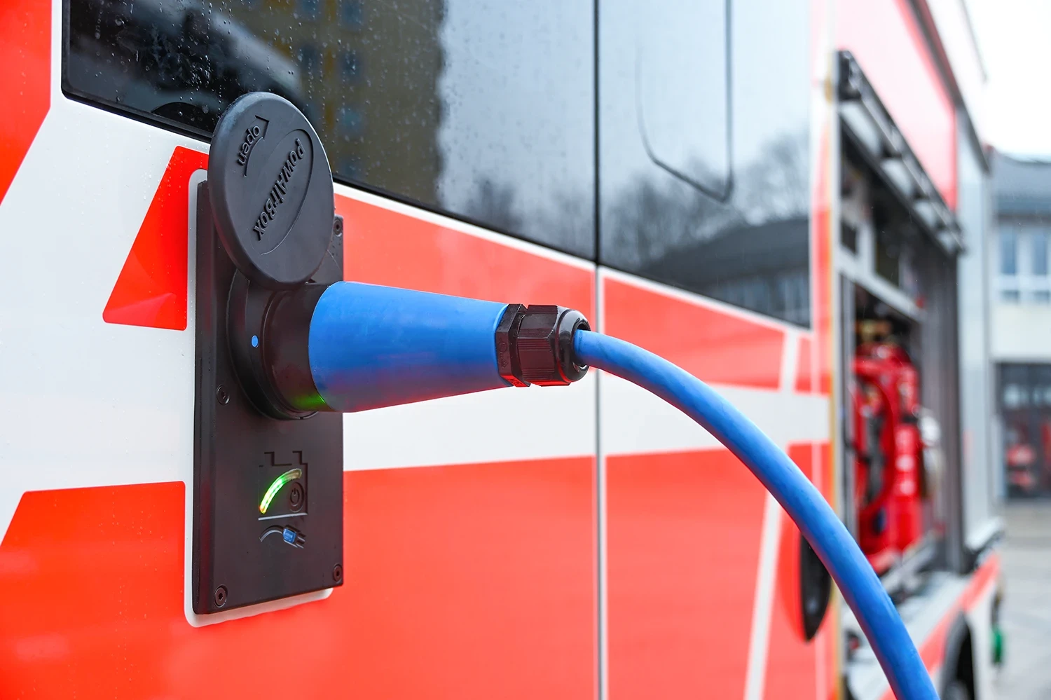 PowAirBox II anslutning för ström- och tryckluftsförsörjning monterad på brand- och räddningsfordon