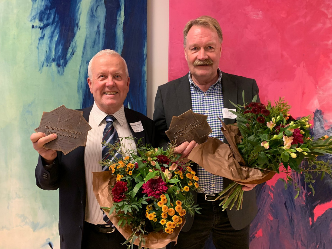 Thomas Svensson, founder of Micropower Group, receives the wooden construction award