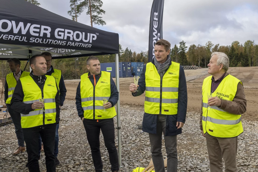 Grupp människor med gula västar skålar