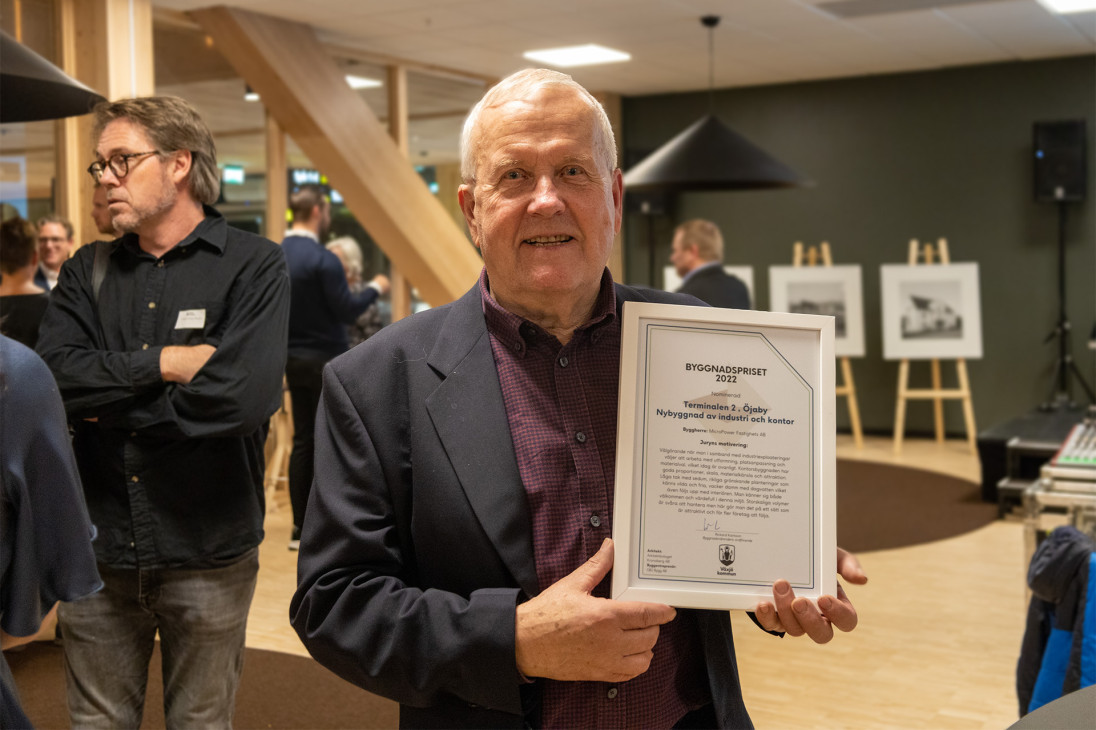 Portrait of Tomas Svensson with diploma
