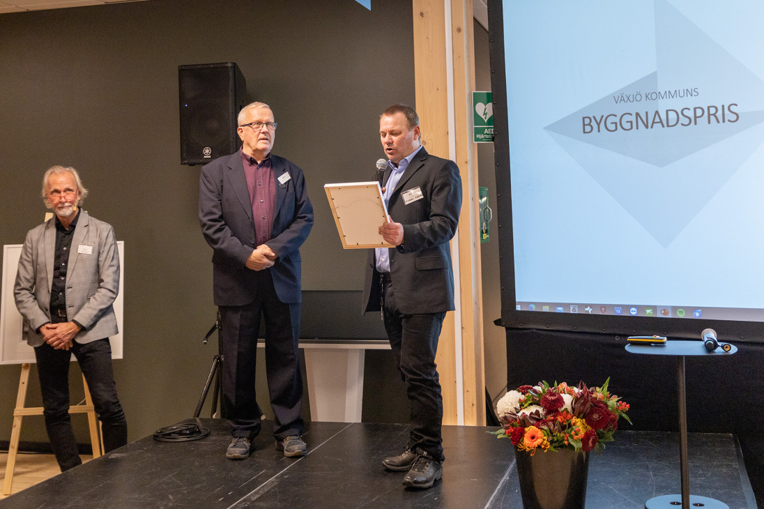 Award ceremony the building award. Tomas Svensson receives diploma
